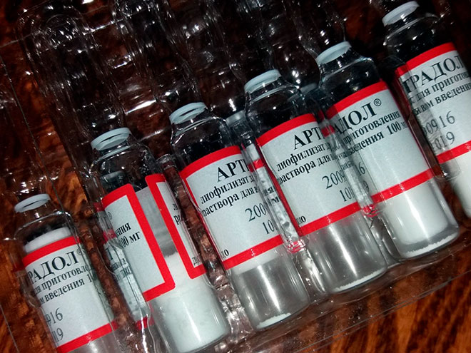 открытая упаковка с ампулами артрадола