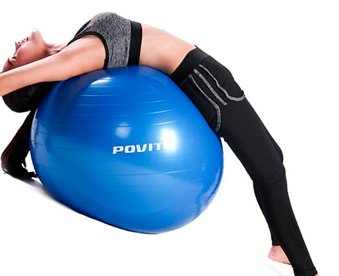 девушка восстанавливает спину на фитболе