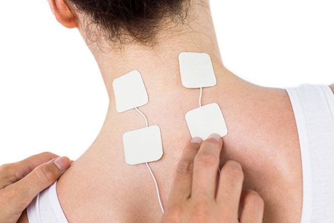 физиолечение девушки при шейном остеохондрозе