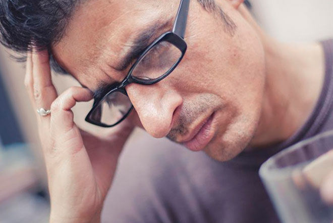 у мужчины сильно болит голова