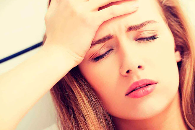 у девушки кружится и болит голова из-за остеохондроза