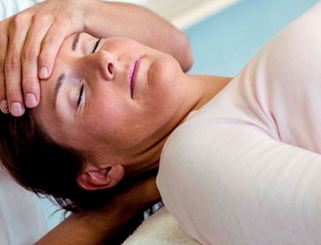 женщине с остеохондрозом шейного отдела делают массаж шеи