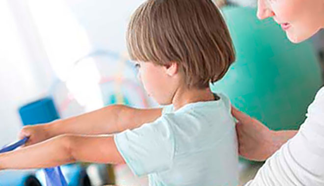 ребенок делает упражнение для лечения искривленного позвоночника