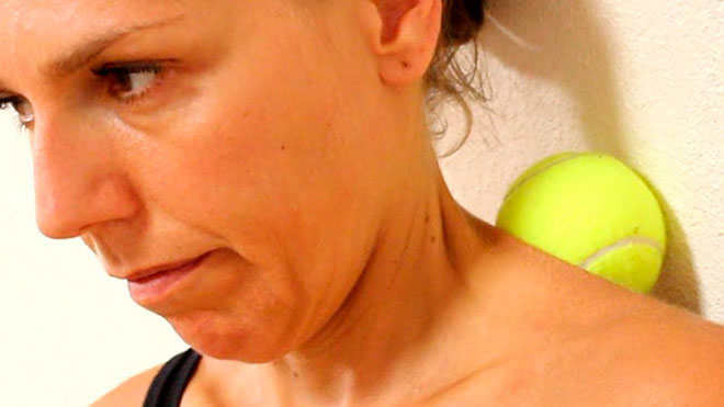 женщина делает самомассаж шеи теннисным мячом