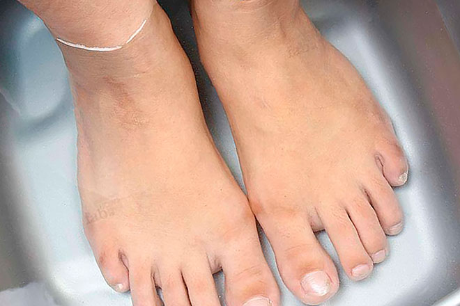 ноги в тазике с водой