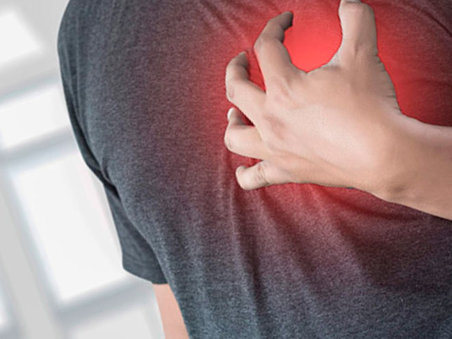 у мужчины боль в груди