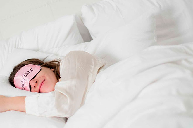 девушка спит в маске для сна