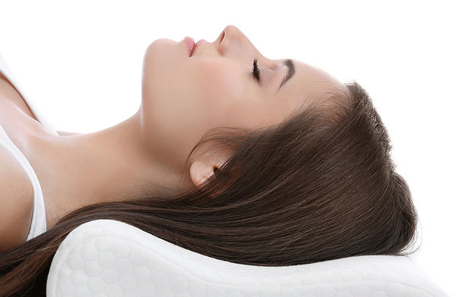 девушка лежит на ортопедической подушке