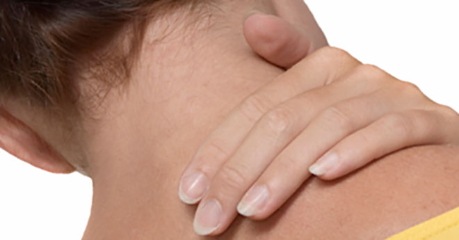 у девушки болит шея