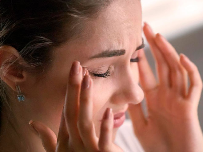 у девушки сильно болит голова