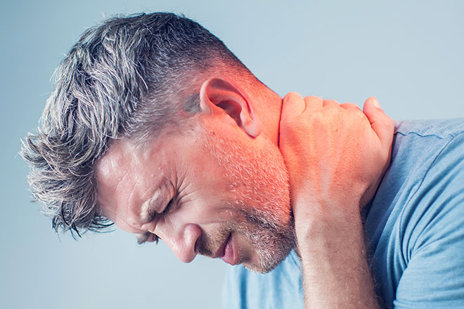 у мужчины болит шея, у него шейно-грудной остеохондроз