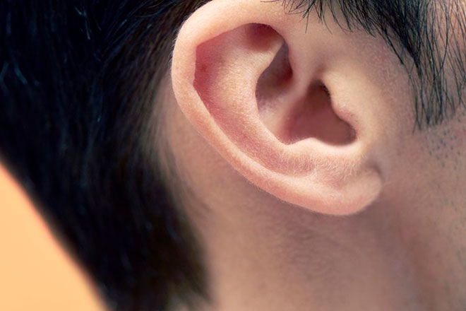правое ухо мужчины