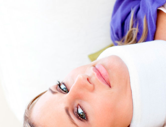 девушка лежит в воротнике Щанца