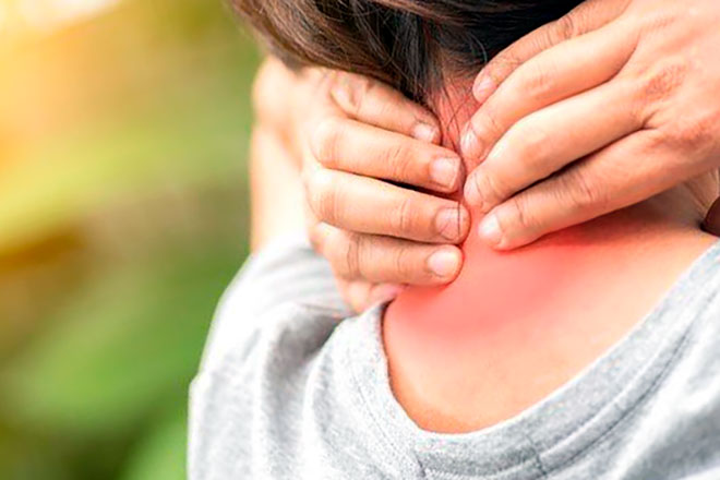 у девушки сильно болит шея из-за остеохондроза