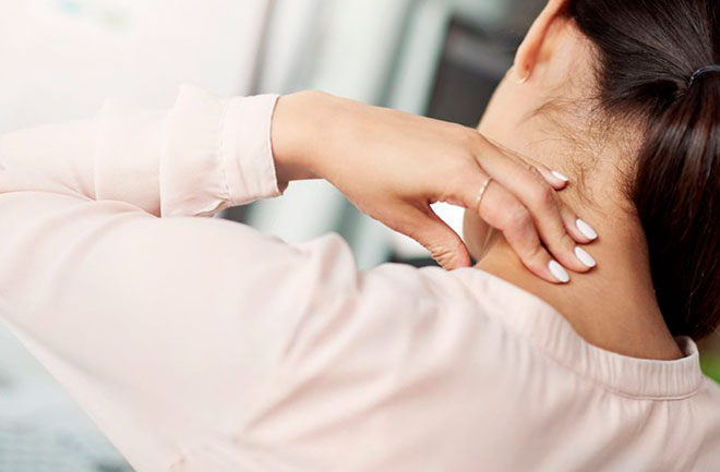 у девушки болит шея