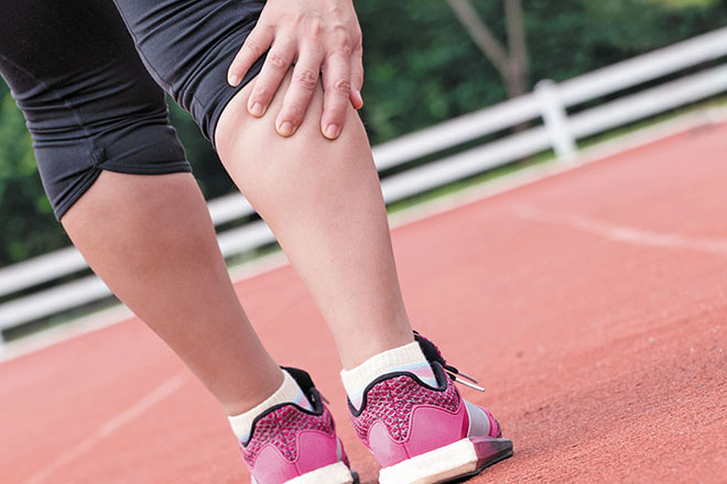 у девушки болит правая нога