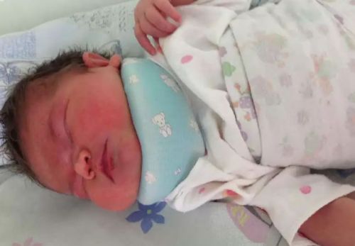 Грудничок в шейной шине