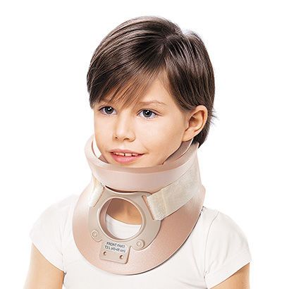 Ребенок в шейном ортезе