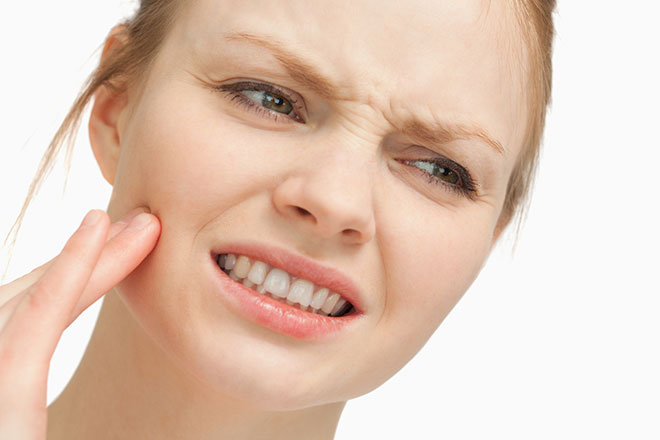 у девушки болит челюсть