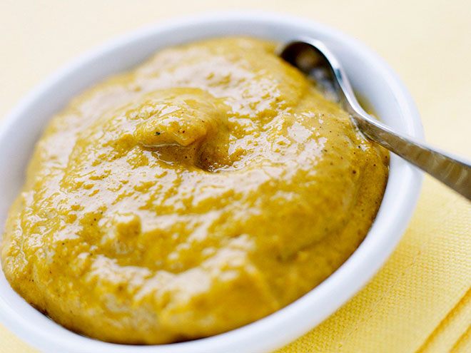 горчица в пиале с ложкой