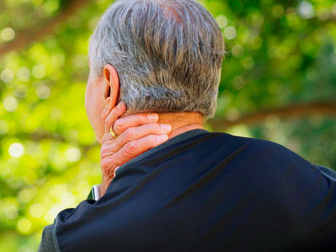 у пожилого мужчины обострение шейного остеохондроза