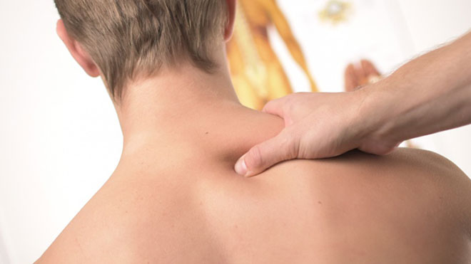 мужчине делают массаж шеи