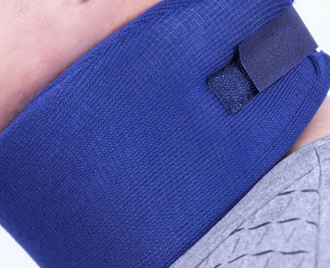 синий бандаж на шее