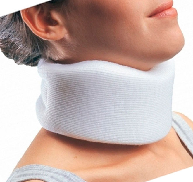 женщина одела шейный ортопедический воротник