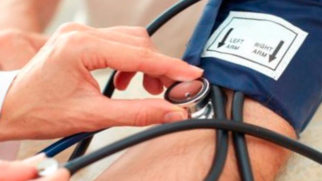 пациенту измеряют артериальное давление