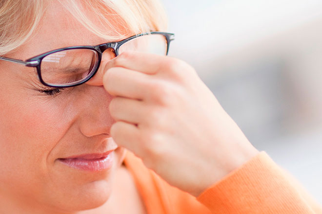 женщина трет больные глаза