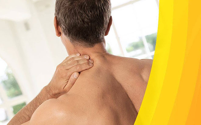 мужчина снимает напряжение с шеи