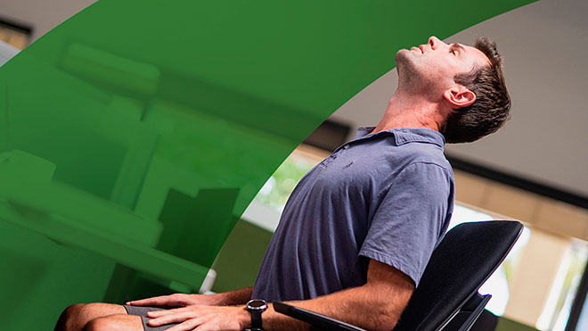 мужчина делает гимнастику для шеи