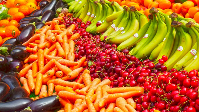 много фруктов и овощей