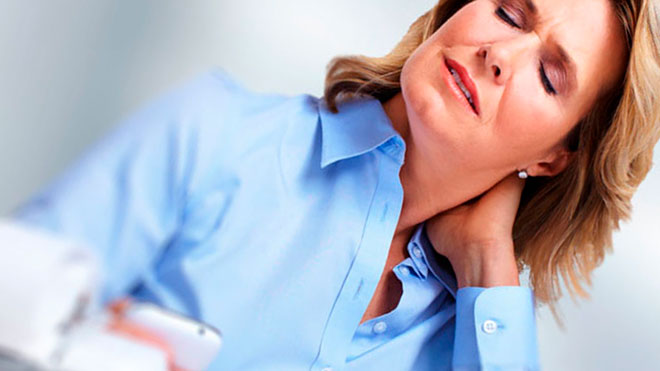 у женщины болит шея